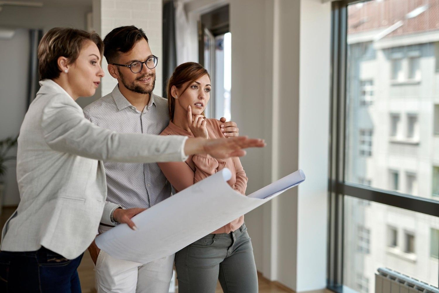 Pareja con agente inmobiliario